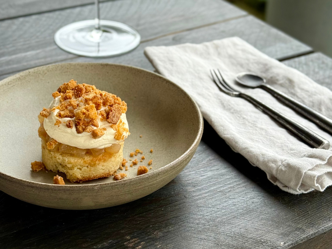 Warm almond cake